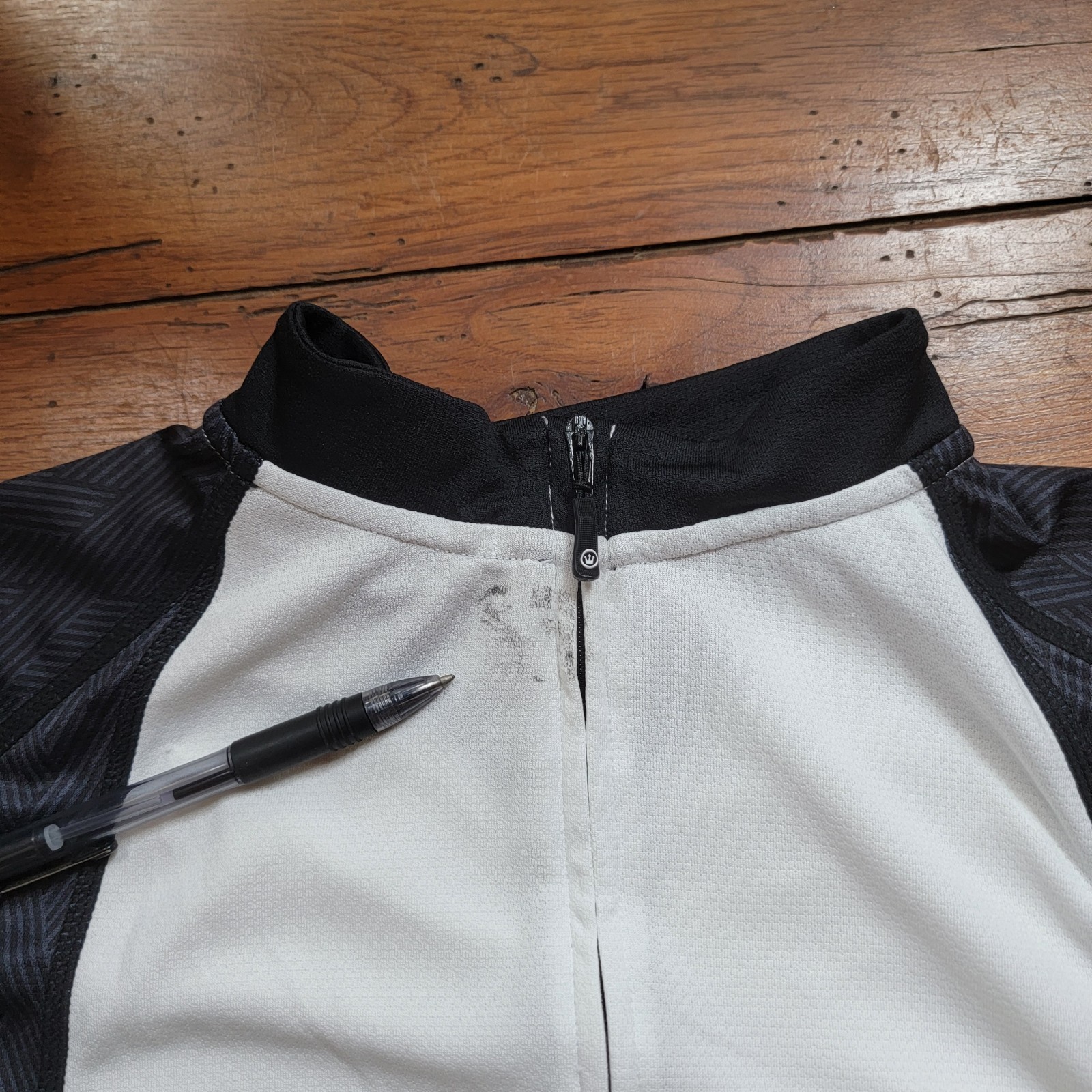 Canari Mens Medium Cycling Jersey 21.5″ P2P Black White M (Stain Near Collar)