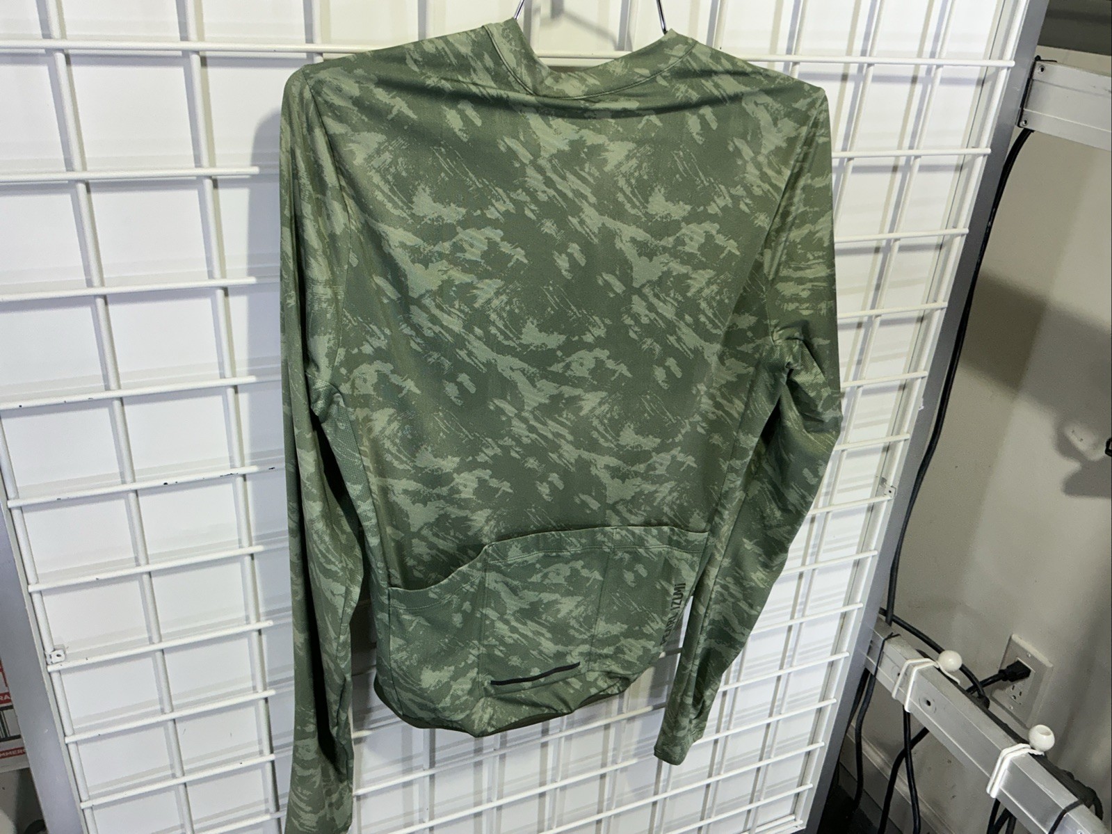 PEARL iZUMi Attack Long-Sleeve Jersey – Men’s Medium Mountain Gravel $100