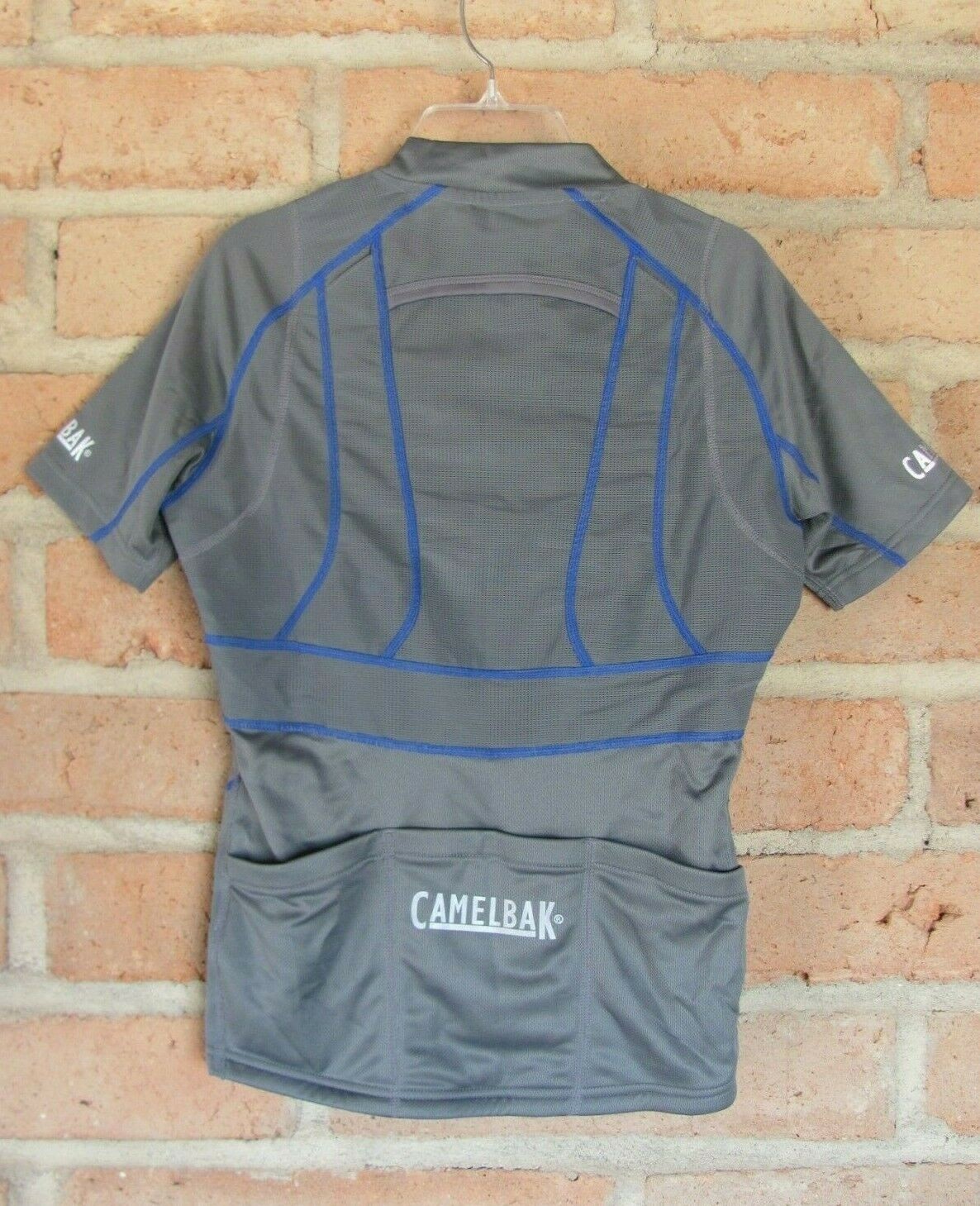 NEW CamelBak VeloBak Hydration Compression Cycling Jersey Gray 72oz Women’s Med