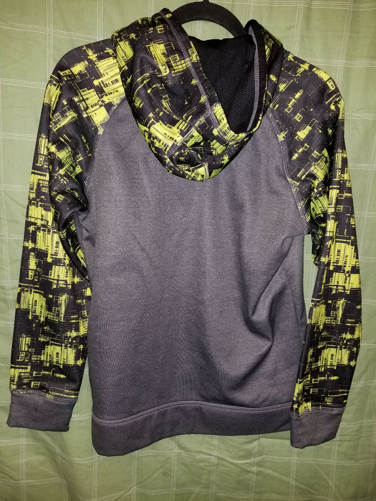 Puma Youth Hoodie Color: Gray w/ Lime Green GRAPHIC Youth Size: XL(18-20) NICE!!