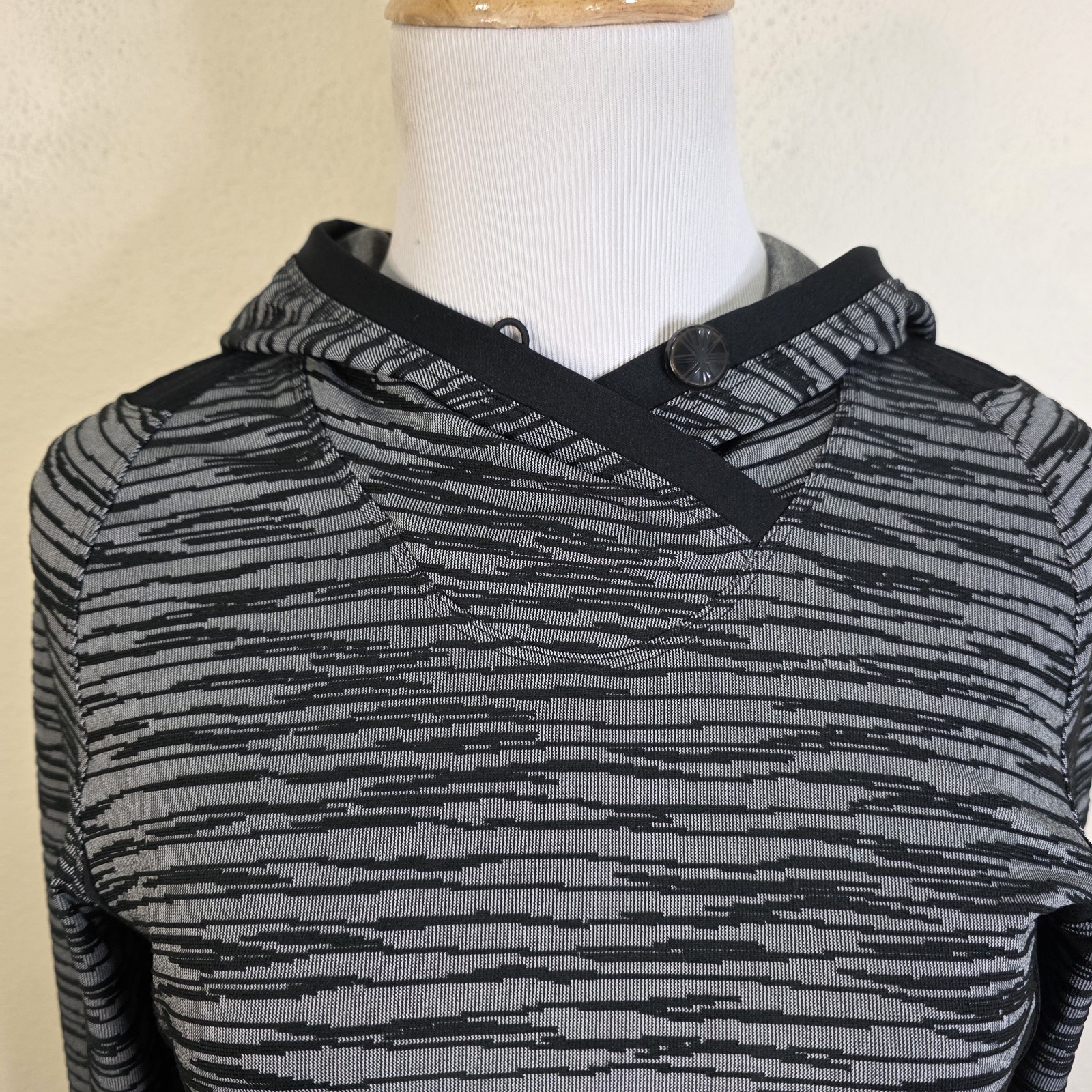 Pearl Izumi Hooded Long Sleeve Cycling, Running Shirt Gray Stretch Size Medium