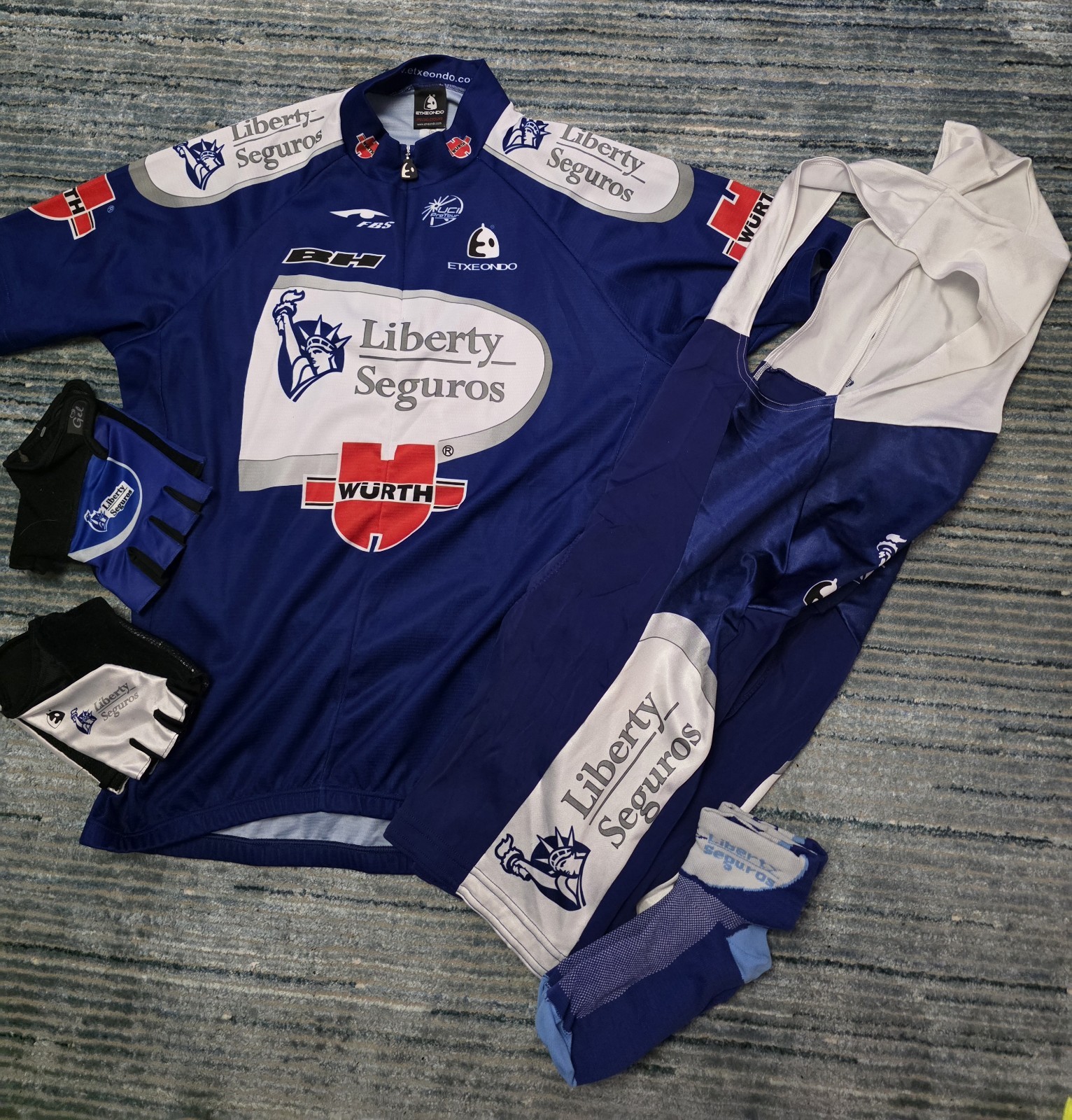 ETXEONDO LIBERTY SEGUROS cycling Kit. JERSEY, BIBSHORTS and GLOVES Size XXL