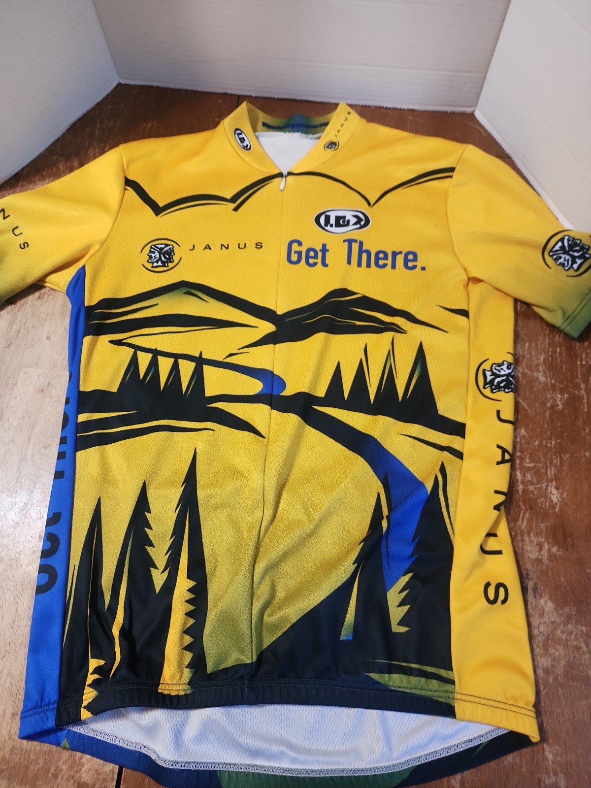 Janus “Get There” Cycling Jersey Mountain, River Graphic Print Adult Medium GUC