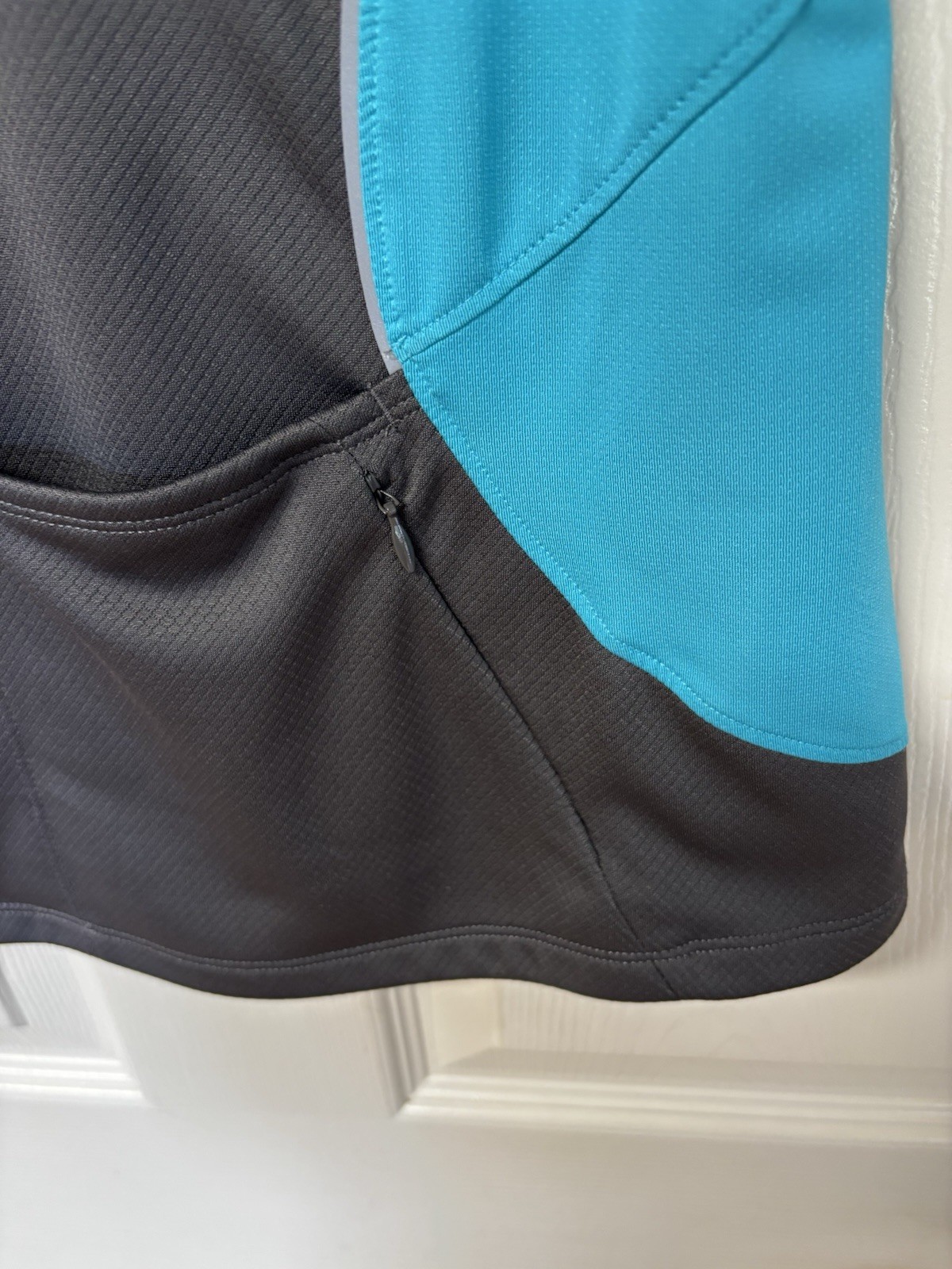 Novara Women’s Gray & Teal Sleeveless Cycling Jersey w/pockets In Back. L