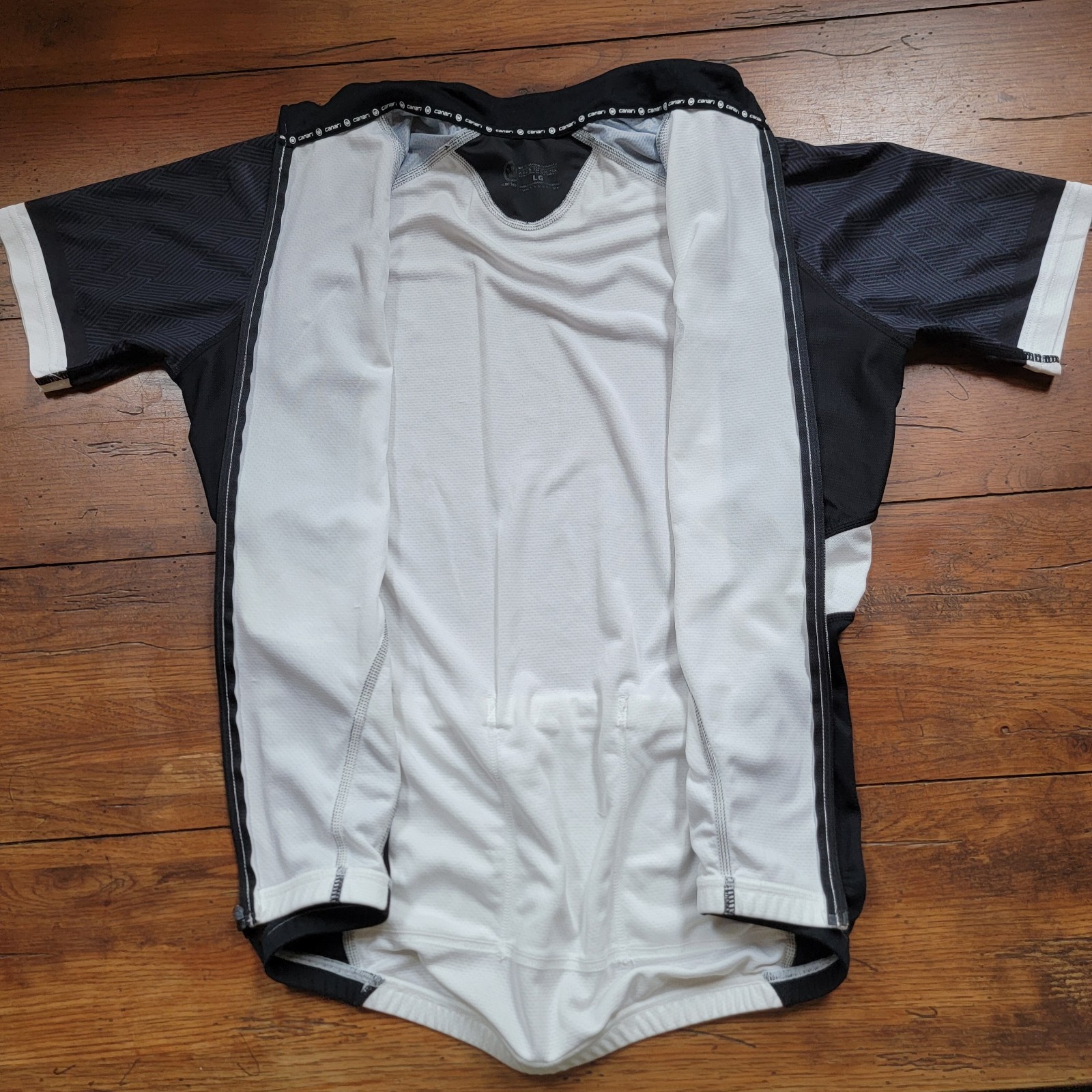 Canari Mens Medium Cycling Jersey 21.5″ P2P Black White M (Stain Near Collar)