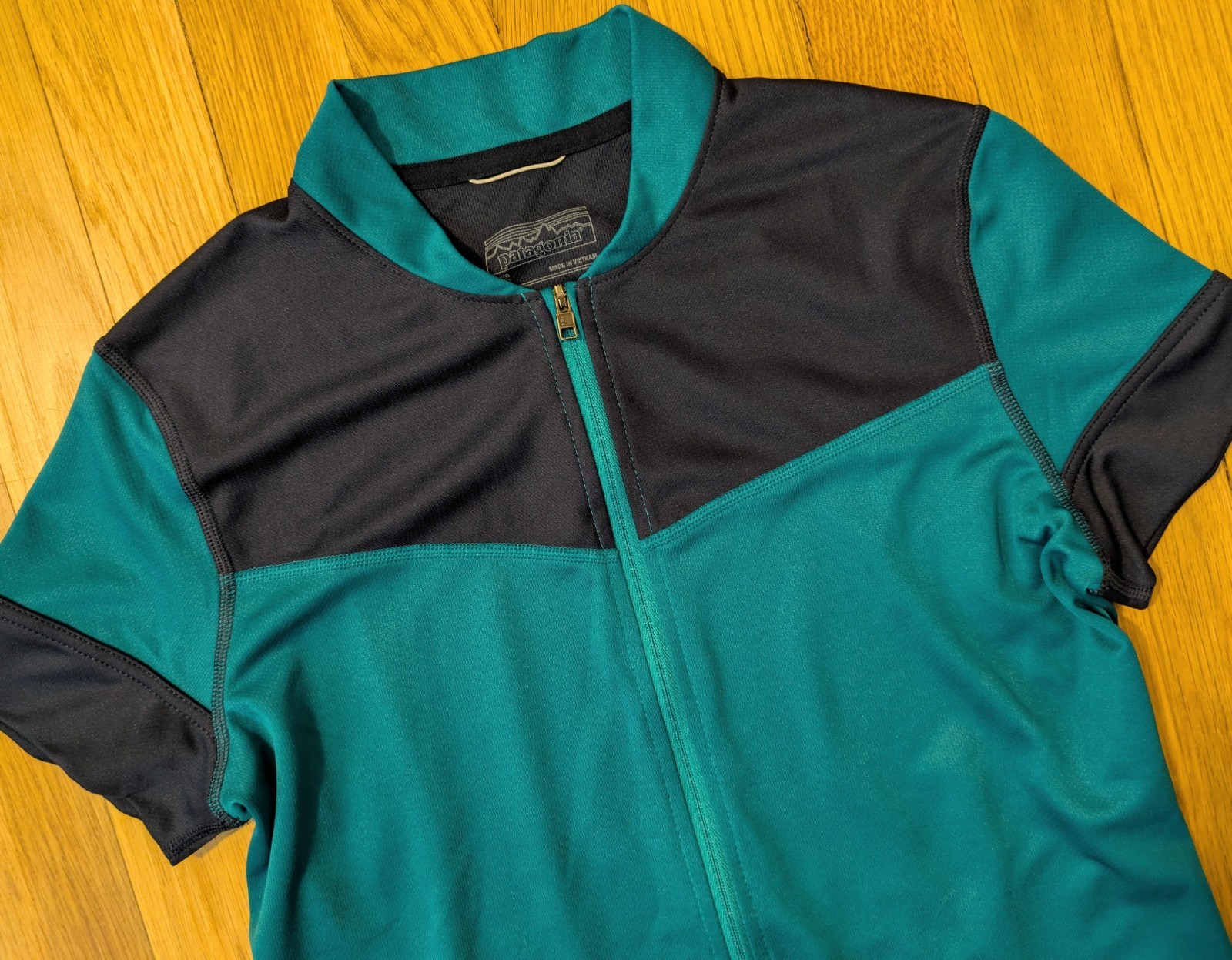 Patagonia Women’s Full-Zip Cycling Jersey Teal/Navy sz XS *Slight Damage*