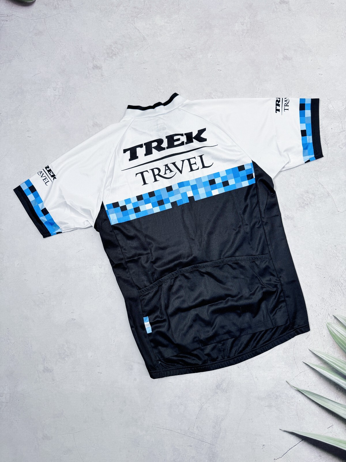 Bontrager Trek Travel Cycling Jersey Blue and White Checkered size Medium