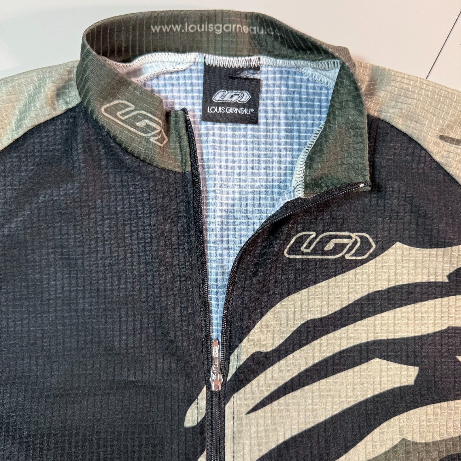 Men’s Louis Garneau Bicycle Racing Shirt Size M Black Compression Fit Sleek