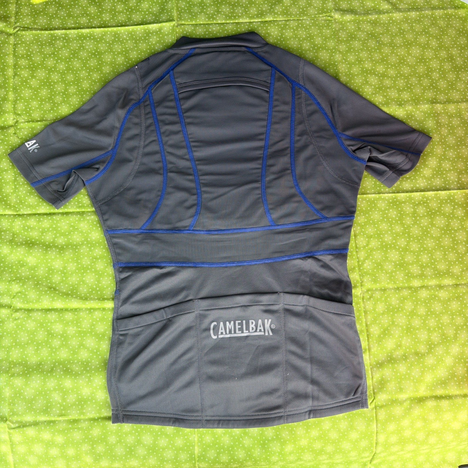 NEW CamelBak VeloBak Hydration Compression Cycling Jersey Gray 72oz Women’s Med