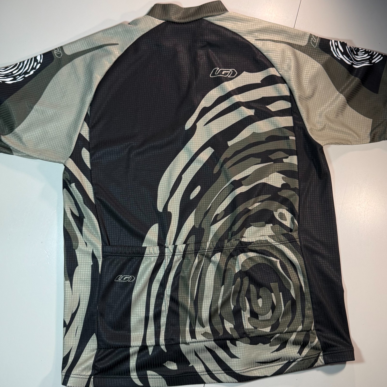 Men’s Louis Garneau Bicycle Racing Shirt Size M Black Compression Fit Sleek
