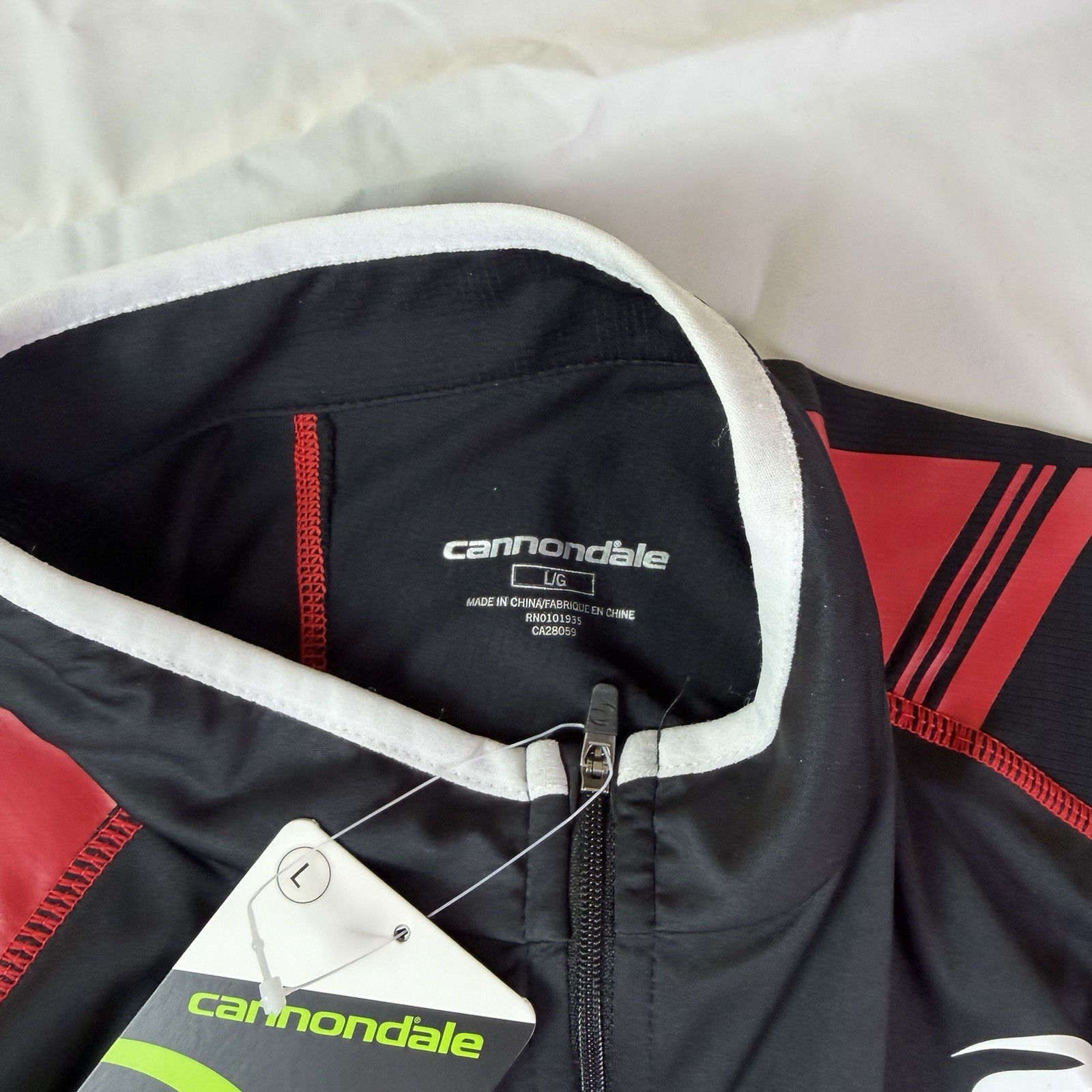 Cannondale Mens full zipper Black -White-Red cycling Jersey, Size Large , NWT