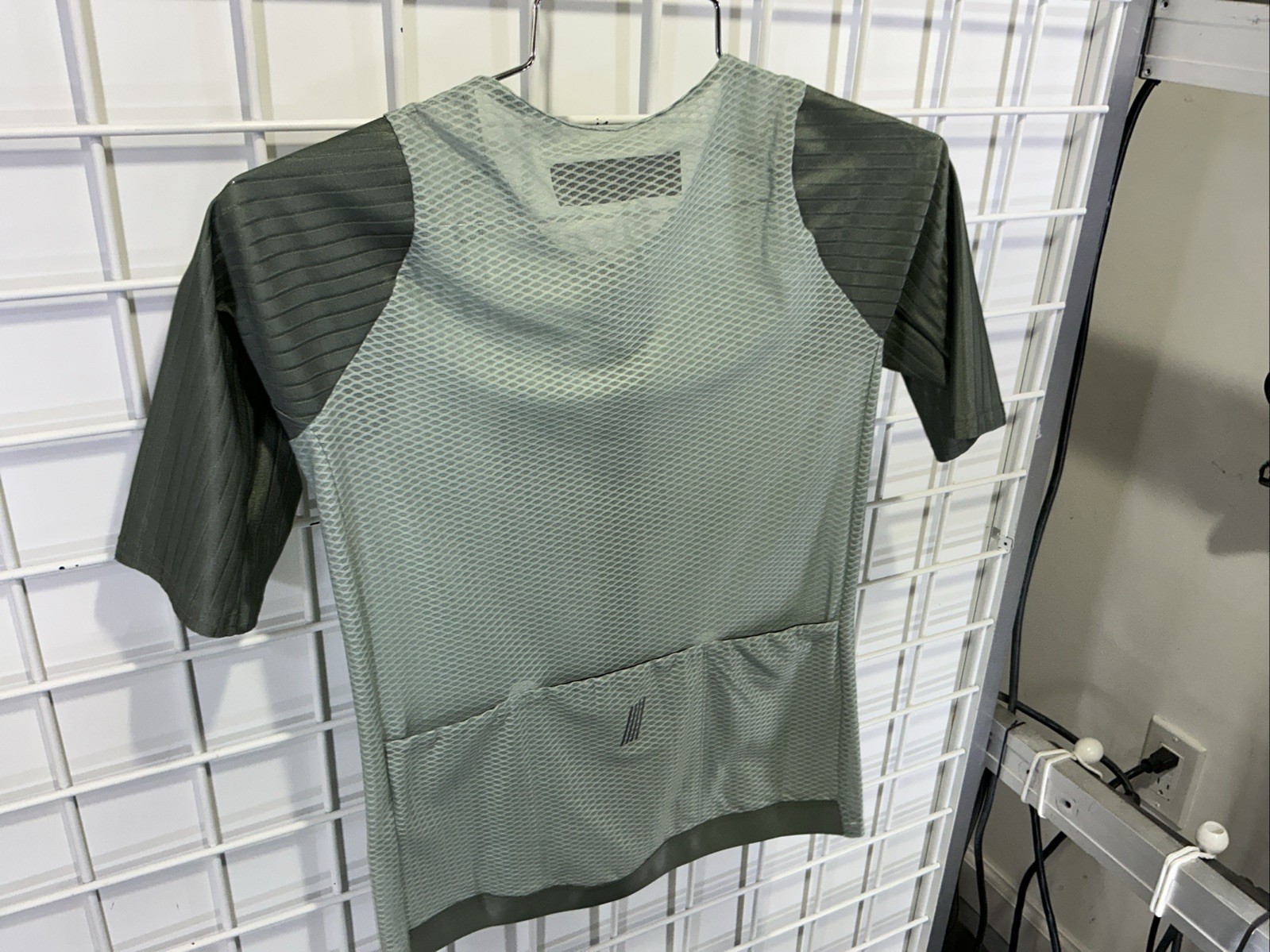 PEARL iZUMi PI/Black Mesh Short-Sleeve Jersey – Women’s Medium Silver Blue Green