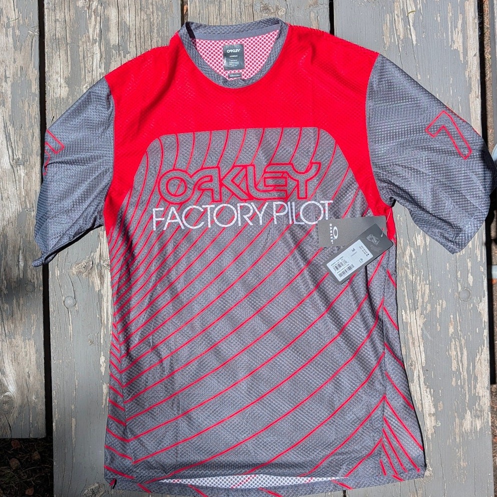NWT Oakley Factory Pilot Seeker 75 SS MTB Jersey Men’s Medium Red Grey