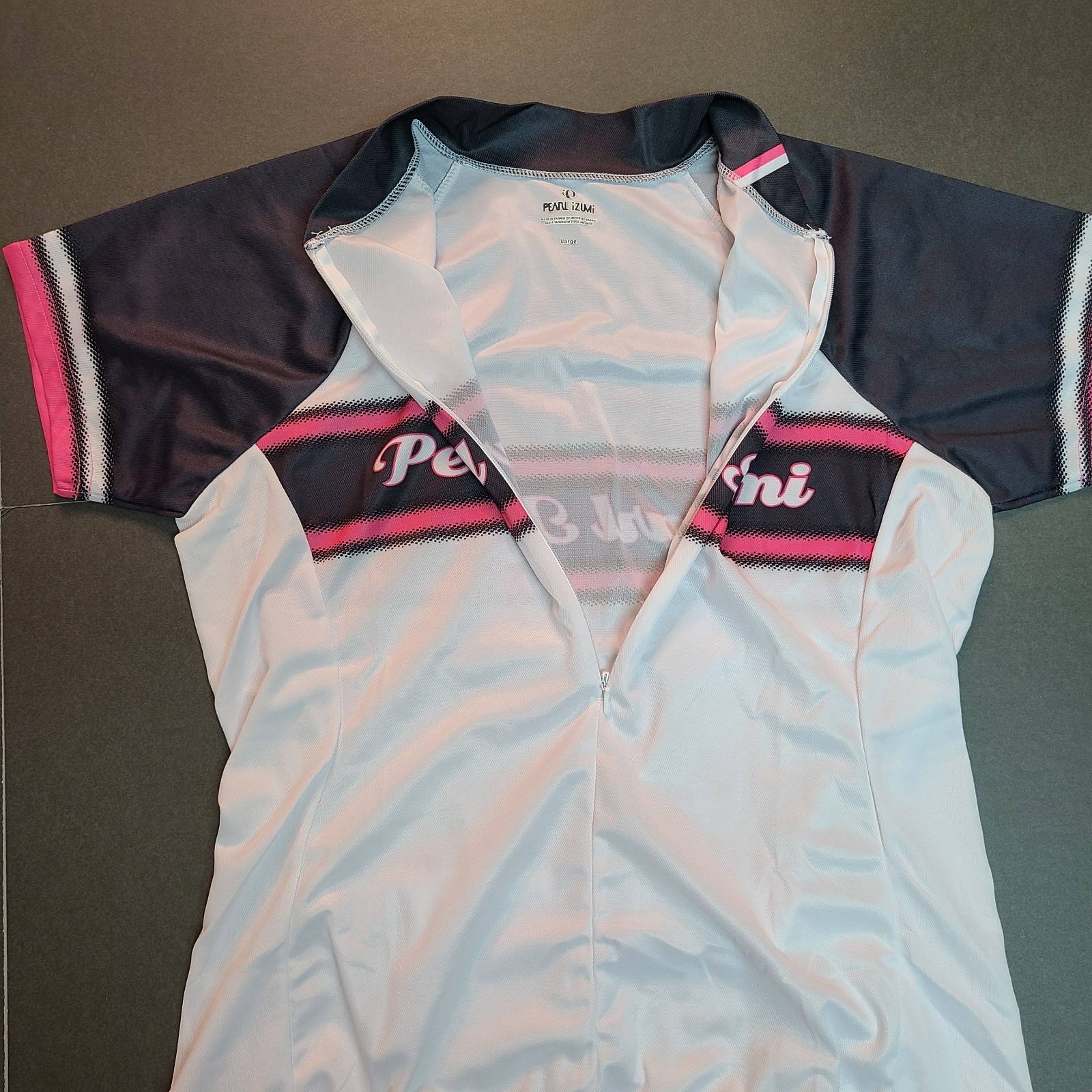 Women’s Pearl Izumi Cycling Jersey Size L White Spell Out SS Pockets 3/4 zip