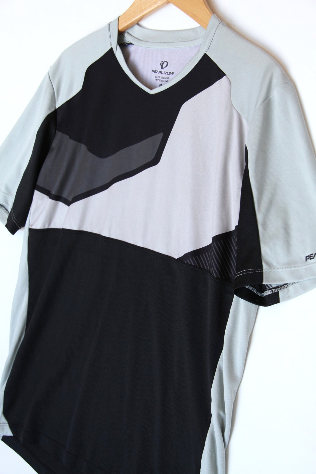 Pearl Izumi Men’s M Gray/Black Launch V-Neck Short Sleeve Cycling Shirt Gorpcore