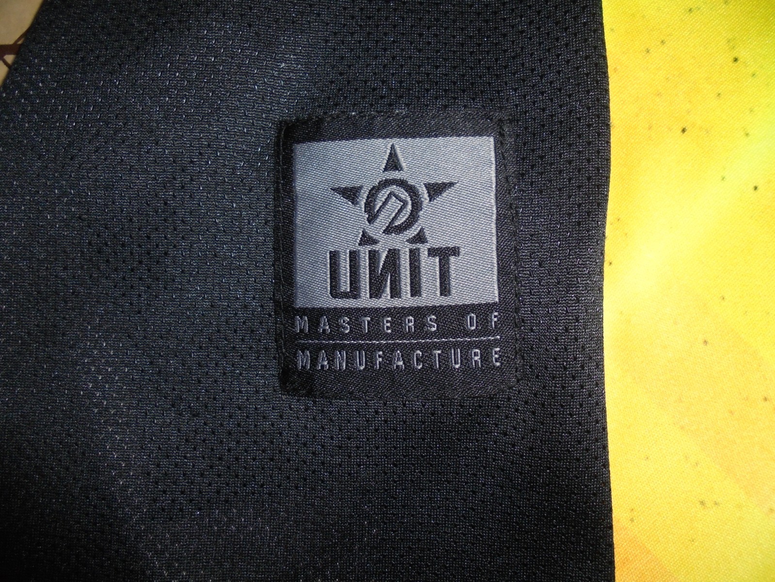 MENS SMALL BLACK/GREEN/YELLOW UNIT RIDING JERSEY – NWT