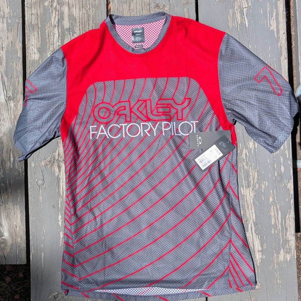NWT Oakley Factory Pilot Seeker 75 SS MTB Jersey Men’s Medium Red Grey