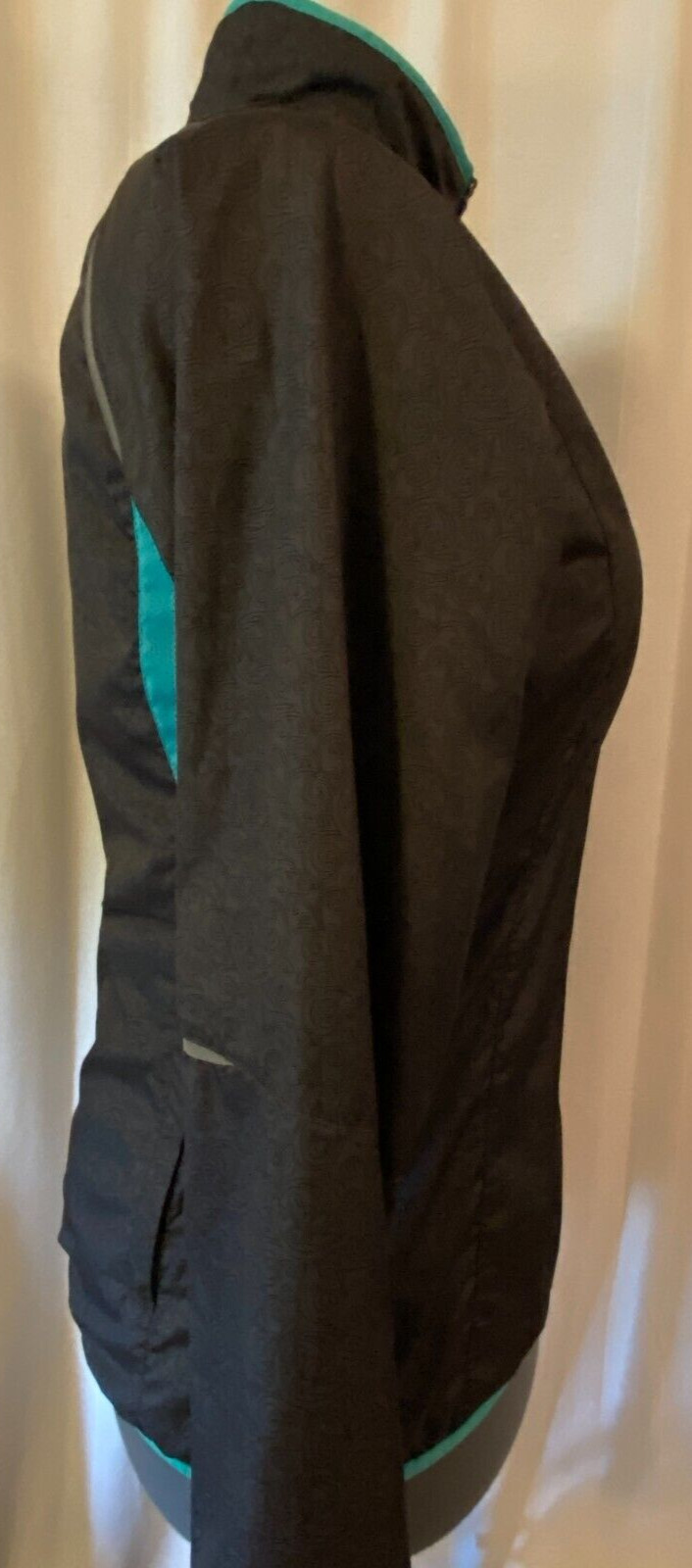 REI LIGHTWEIGHT BIKING SHELL, Black & teal. Media port. PACKABLE! Women’s Med