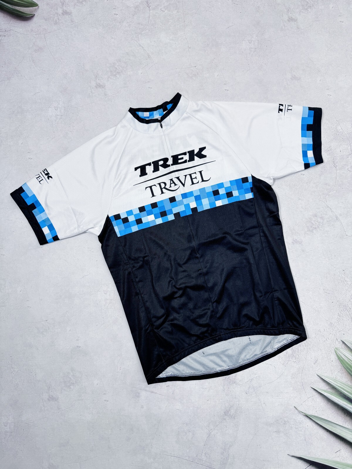 Bontrager Trek Travel Cycling Jersey Blue and White Checkered size Medium