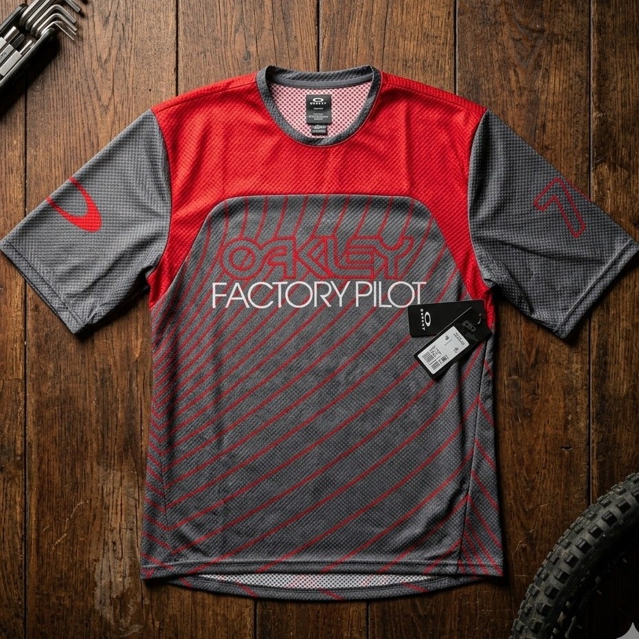 NWT Oakley Factory Pilot Seeker 75 SS MTB Jersey Men’s Medium Red Grey