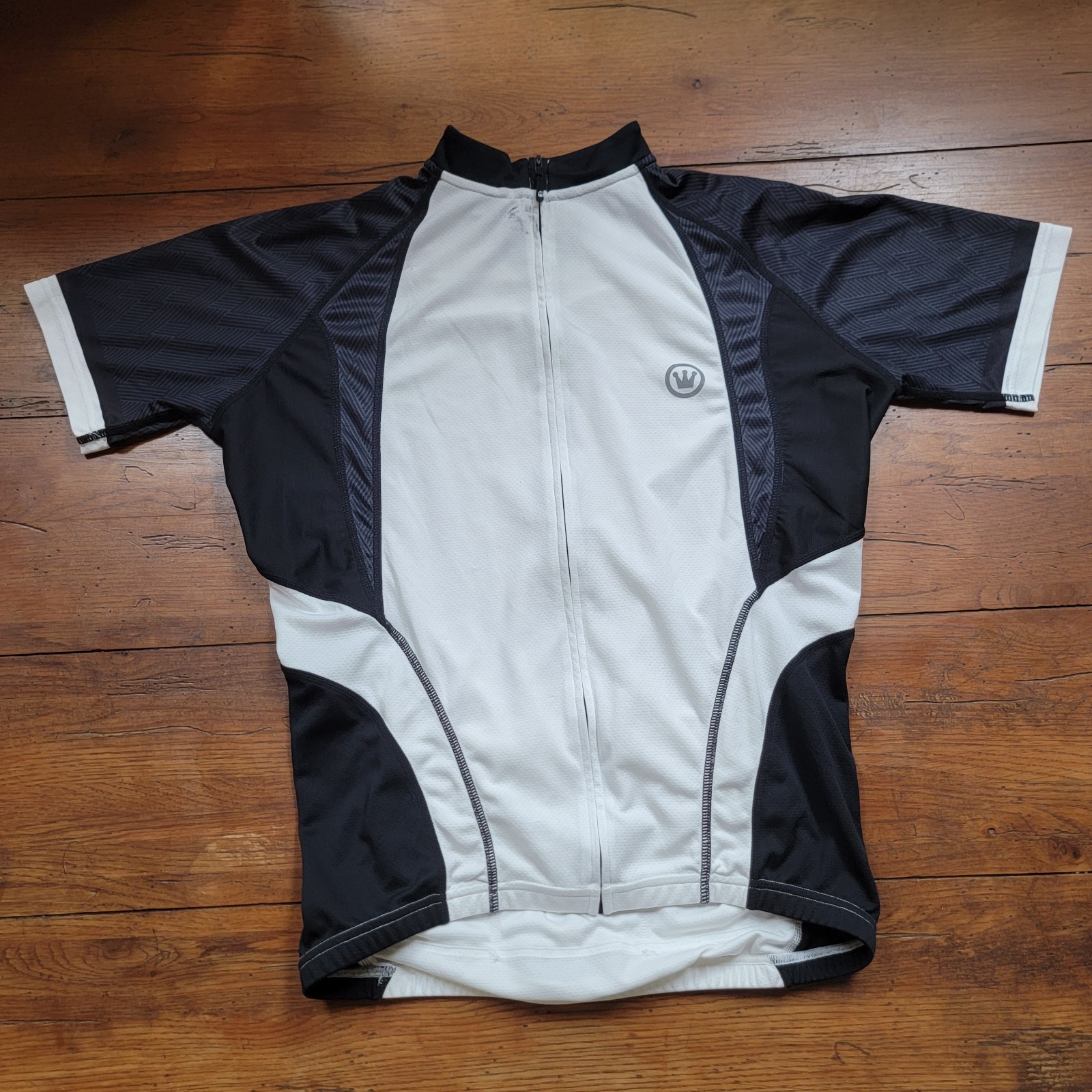 Canari Mens Medium Cycling Jersey 21.5″ P2P Black White M (Stain Near Collar)