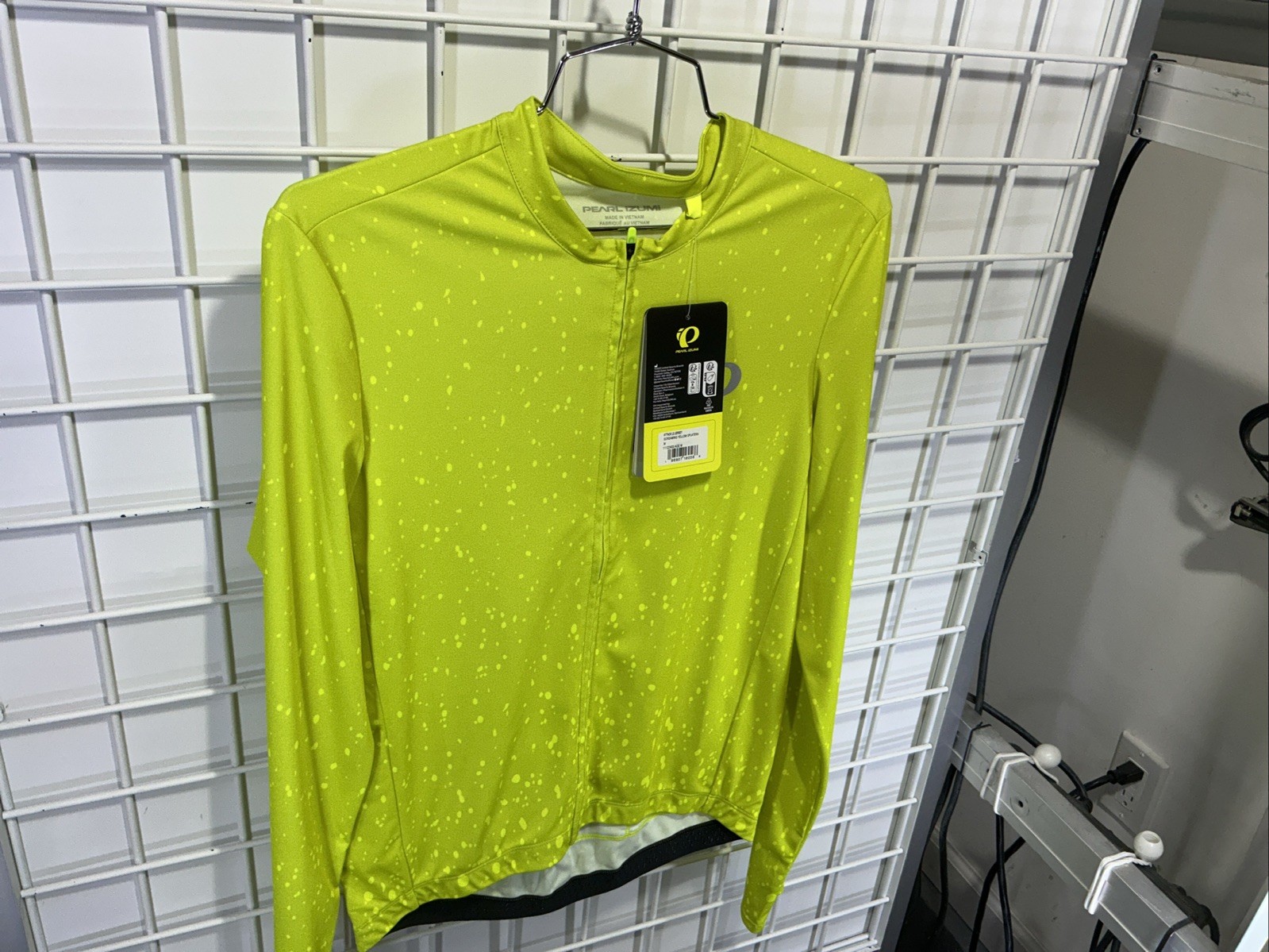 PEARL iZUMi Attack Long-Sleeve Jersey – Men’s Medium Scream Yellow Splatera $100