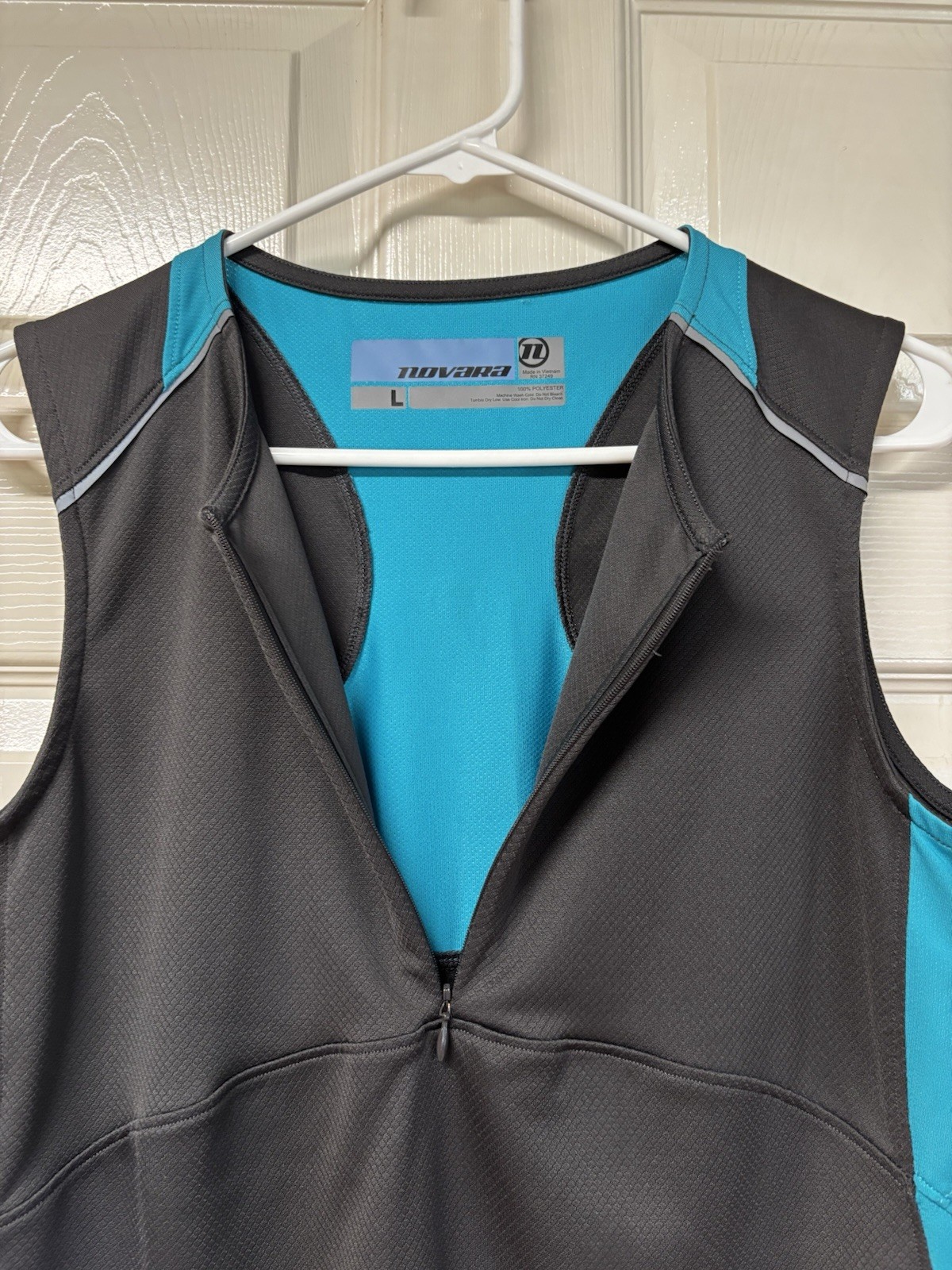 Novara Women’s Gray & Teal Sleeveless Cycling Jersey w/pockets In Back. L