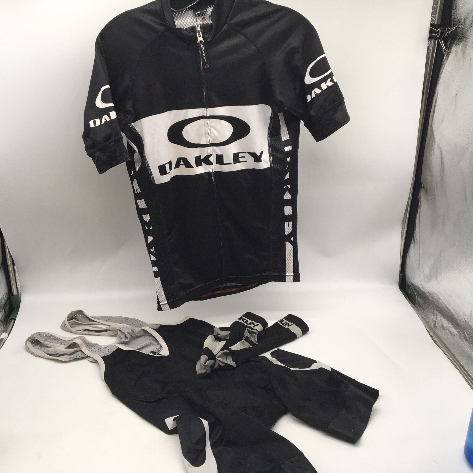 Hincapie Oakley Mens Cycling Kit Jersey (S) and Bib Shorts (M) Socks Read