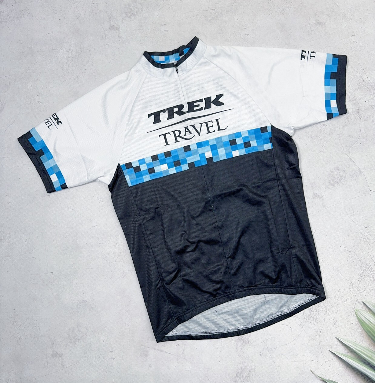 Bontrager Trek Travel Cycling Jersey Blue and White Checkered size Medium