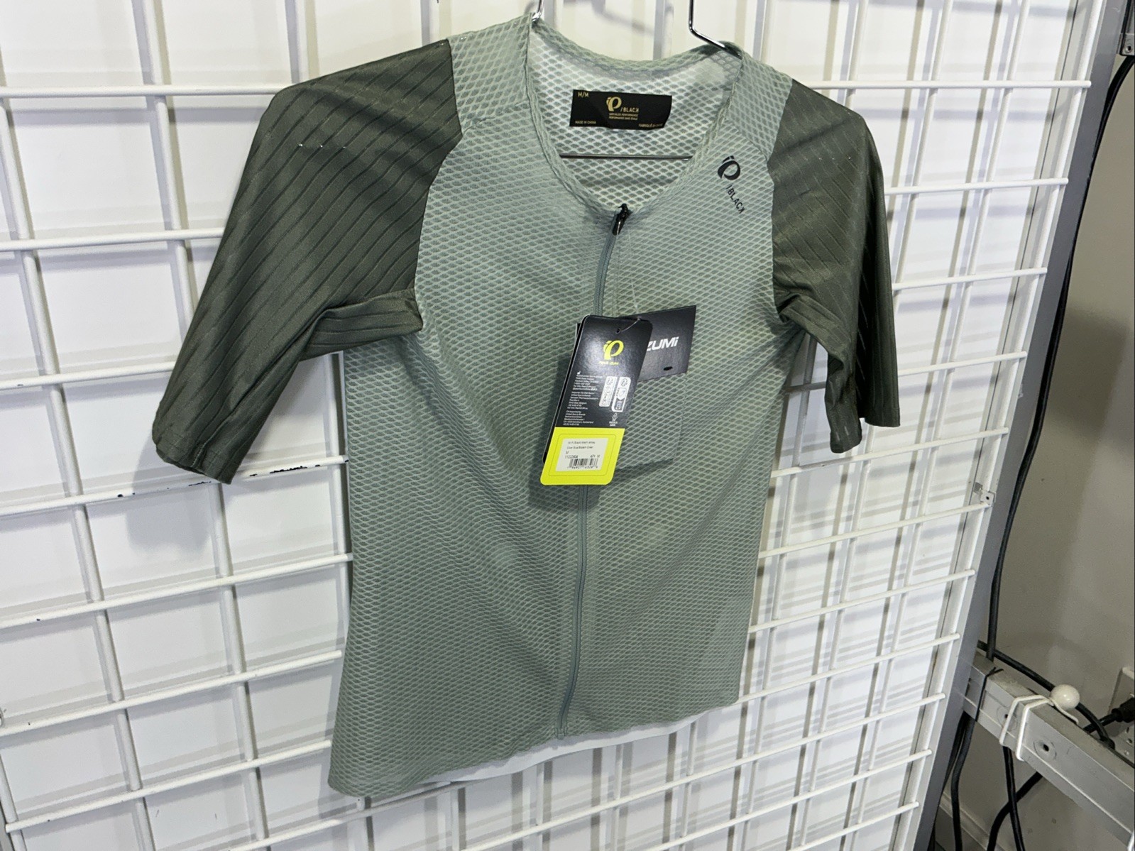 PEARL iZUMi PI/Black Mesh Short-Sleeve Jersey – Women’s Medium Silver Blue Green