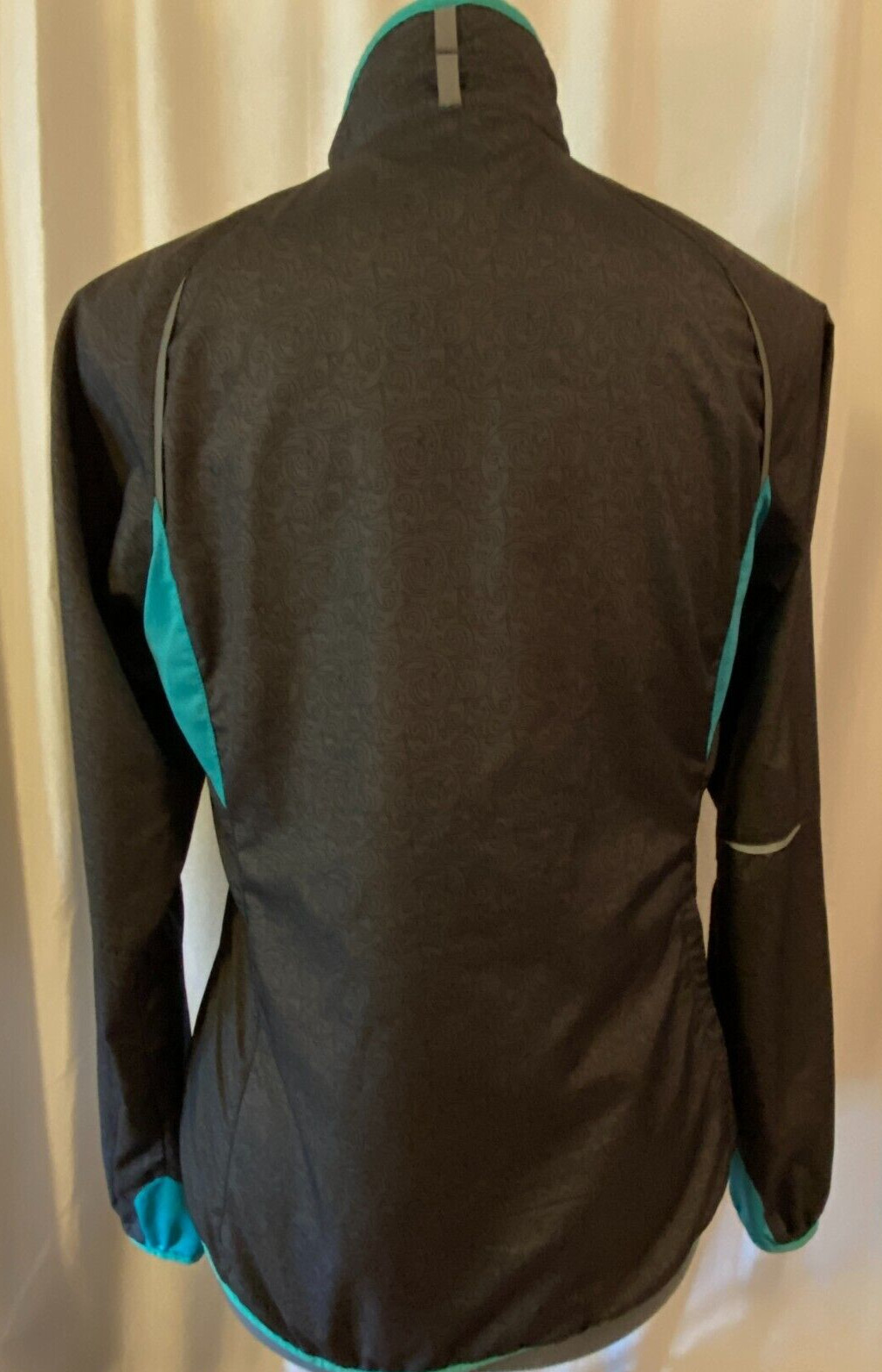 REI LIGHTWEIGHT BIKING SHELL, Black & teal. Media port. PACKABLE! Women’s Med
