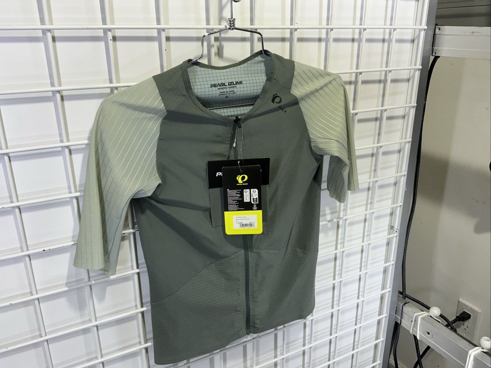 PEARL iZUMi PI/Black Short-Sleeve Jersey – Women’s Size Medium Green Silver Blue