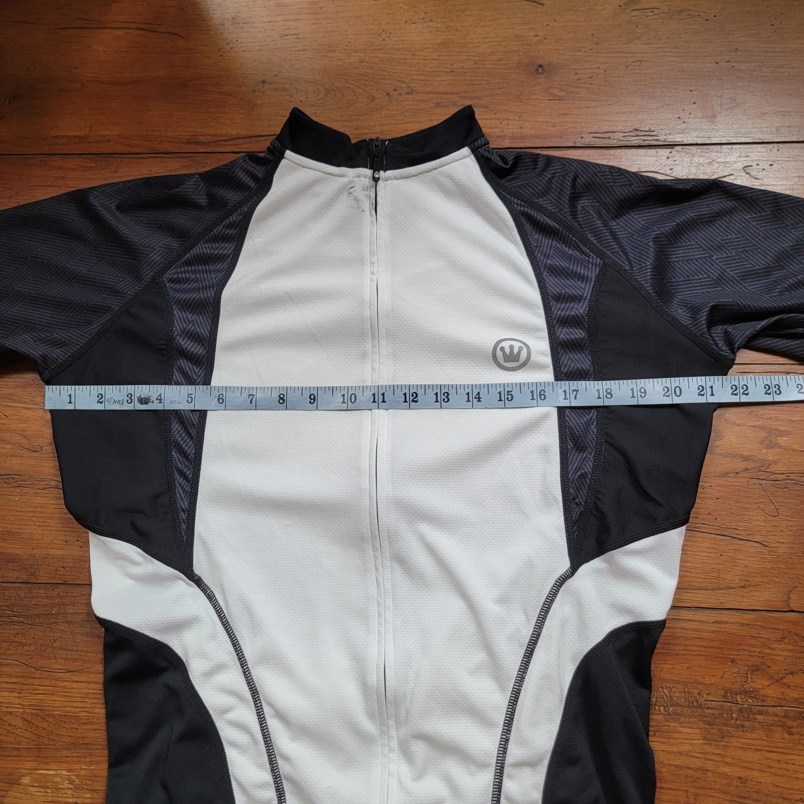 Canari Mens Medium Cycling Jersey 21.5″ P2P Black White M (Stain Near Collar)