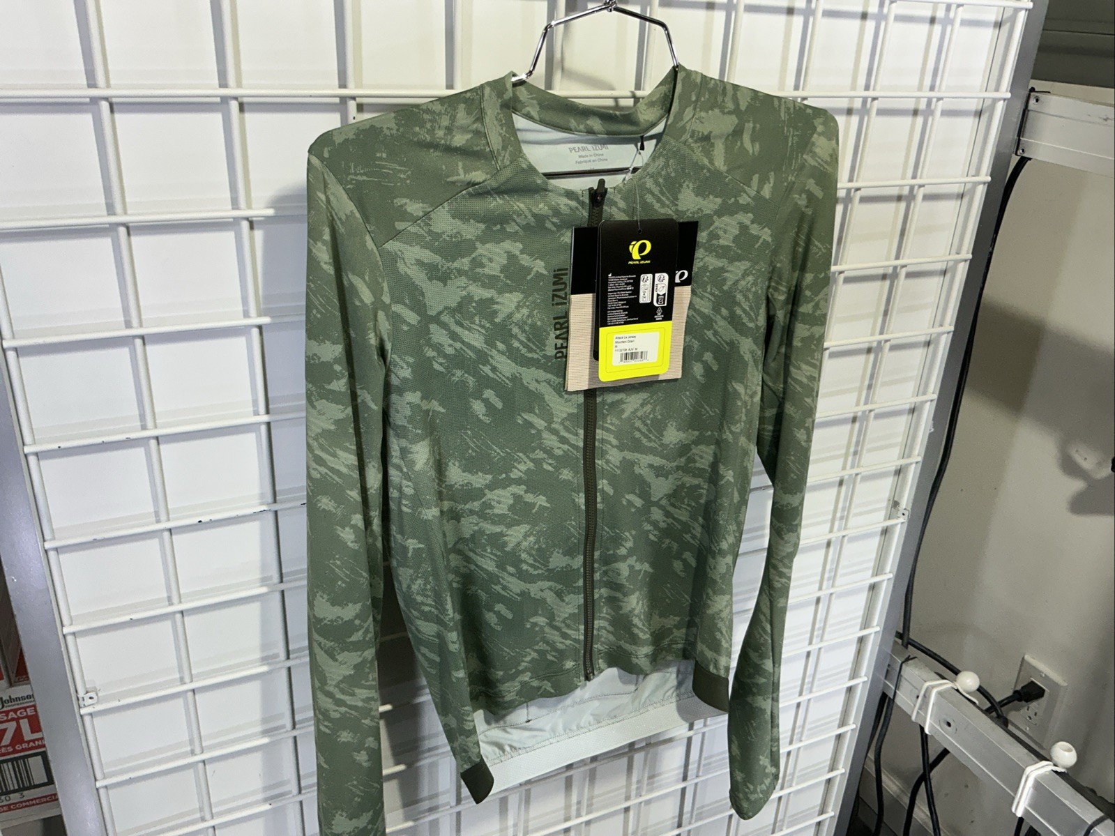 PEARL iZUMi Attack Long-Sleeve Jersey – Men’s Medium Mountain Gravel $100