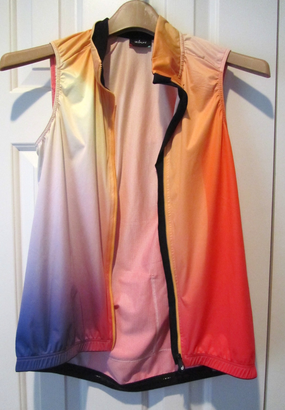 VELOCIO Women’s “Sunrise Blur” Zippered Wind Vest Size Medium 18″ P-P